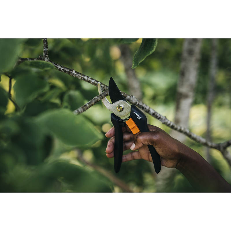 Dvoučepelové zahradní nůžky FISKARS Solid P121 2
