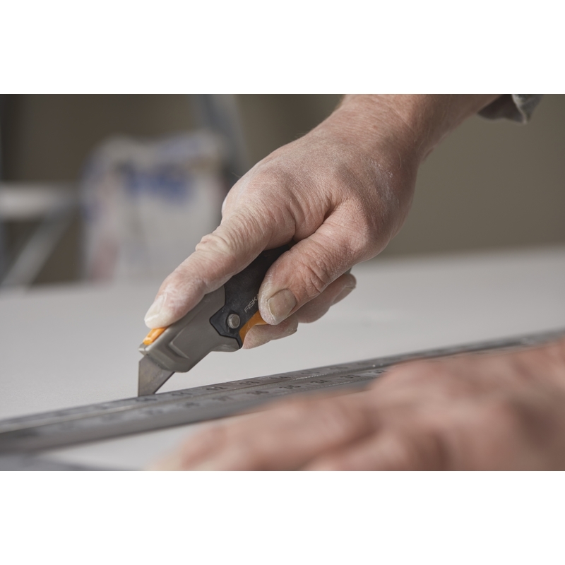Univerzální nůž FISKARS CarbonMax s pevnou čepelí 10