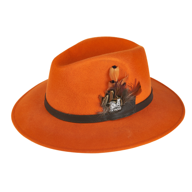 Lovecký klobouk TETRAO – oranžový s koženým řemínkem a peříčky – uni