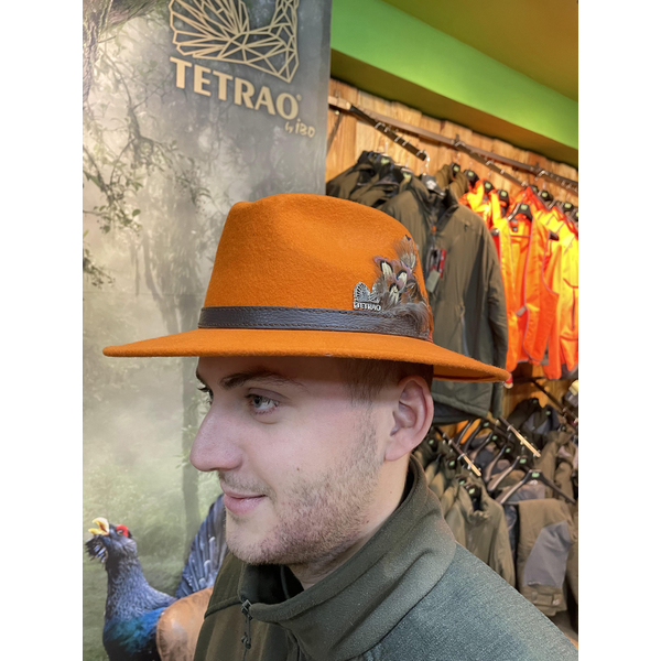 Lovecký klobouk TETRAO – oranžový s koženým řemínkem a peříčky – uni 4