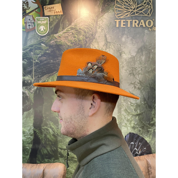 Lovecký klobouk TETRAO – oranžový s koženým řemínkem a peříčky – uni 5