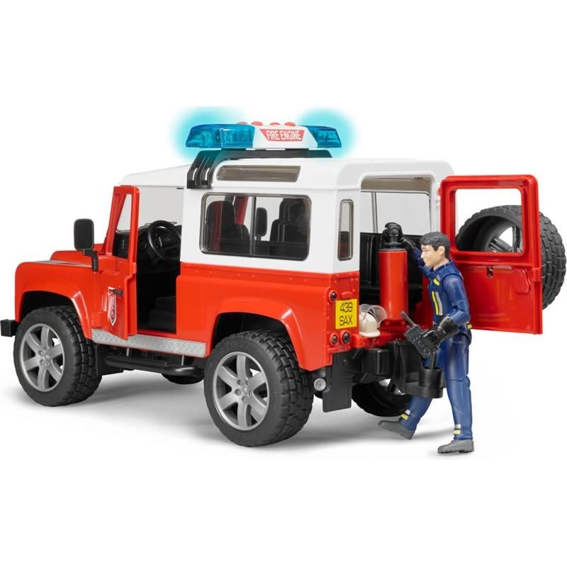 Hasičský Land Rover Defender s figurkou hasiče BRUDER 2