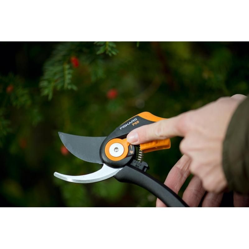 Dvoučepelové zahradní nůžky FISKARS SmartFit P68 2